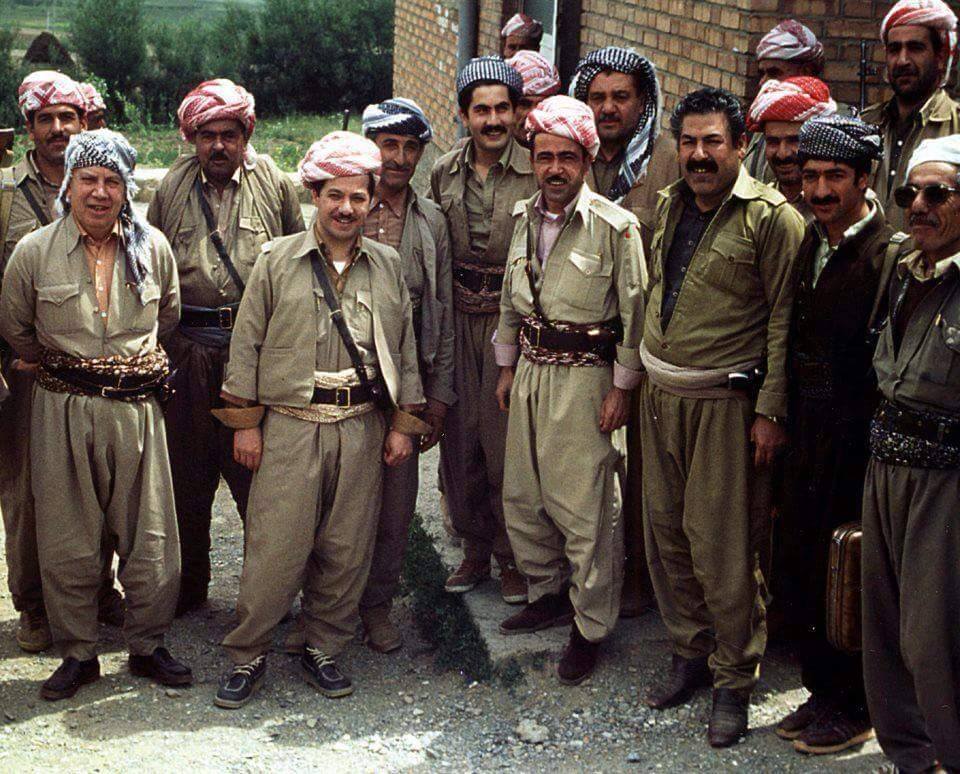 ئیدریس بارزانی و سه&zwnj;رۆك بارزانی له&zwnj;گه&zwnj;ڵ ژماره&zwnj;یه&zwnj;ك پێشمه&zwnj;رگه&zwnj;